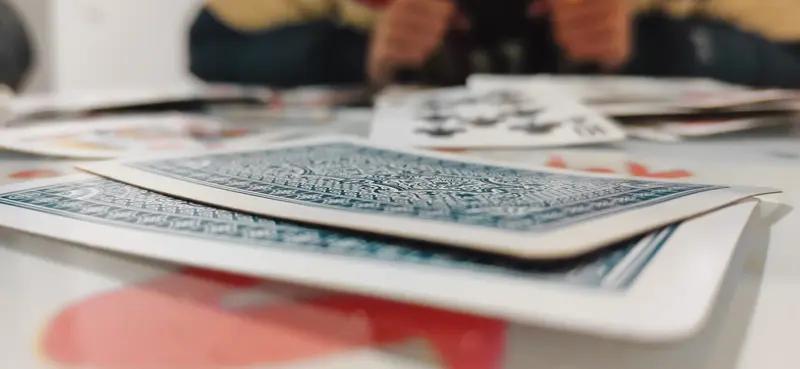 gg扑克社交互动_双升四副牌挑战模式_多乐升级四人扑克牌游戏